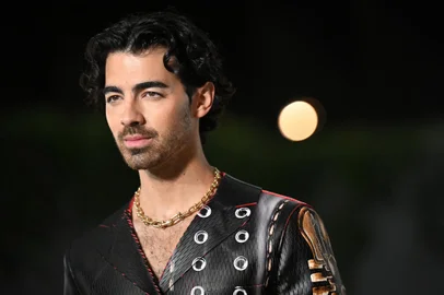 US singer-songwriter Joe Jonas arrives for the 2nd Annual Academy Museum Gala at the Academy Museum of Motion Pictures in Los Angeles, October 15, 2022. (Photo by Robyn Beck / AFP)Editoria: ACELocal: Los AngelesIndexador: ROBYN BECKSecao: celebrityFonte: AFPFotógrafo: STF<!-- NICAID(15275512) -->