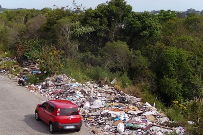 A Secretaria Municipal do Meio Ambiente (Semma) de Caxias do Sul está utilizando armadilhas fotográficas para flagrar descarte irregular de lixo na cidade.Os equipamentos, que funcionam como uma câmera digital acionada por movimento, já fotografaram e filmaram três flagrantes nos últimos 30 dias. <!-- NICAID(15275530) -->