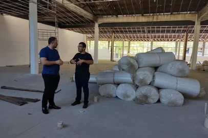 Vereador Rafael Burleno e diretor da Secretaria do Meio Ambiente, Henrique Koch, na Maesa.<!-- NICAID(15276648) -->