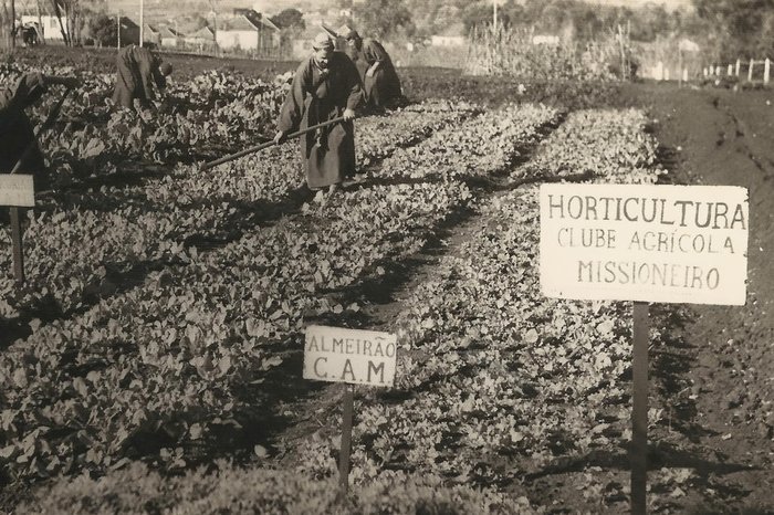 Fotos que integram a exposição mostram o cotidiano dos capuchinhos em diferentes épocas