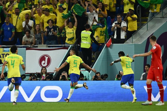 Brasil vence a Suíça com golaço de Casemiro e garante vaga nas oitavas da Copa Brasil vence a Suíça com golaço de Casemiro e garante vaga nas oitavas da Copa