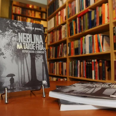CAXIAS DO SUL, RS, BRASIL, 29/11/2022. Lançamento do livro Neblina na tarde fria, de Marcelo Mugnol, com sessão de bate-papo, neste sábado, dia 3, na Do Arco da Velha - Livraria e Café, em Caxias do Sul. (Bruno Todeschini/Agência RBS)<!-- NICAID(15279851) -->