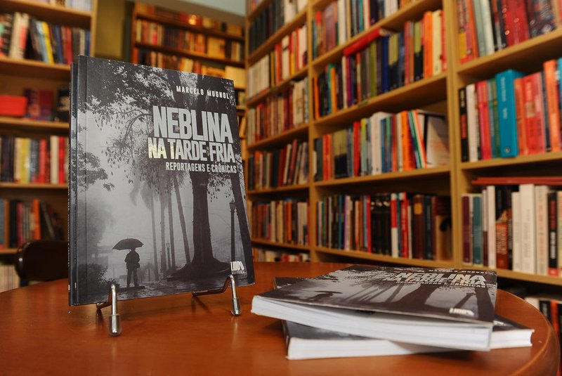 CAXIAS DO SUL, RS, BRASIL, 29/11/2022. Lançamento do livro Neblina na tarde fria, de Marcelo Mugnol, com sessão de bate-papo, neste sábado, dia 3, na Do Arco da Velha - Livraria e Café, em Caxias do Sul. (Bruno Todeschini/Agência RBS)<!-- NICAID(15279851) -->
