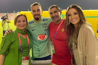 Alex Telles, após treino da Seleção brasileira, com a mãe Claudete, o pai José e a irmão Hellen.<!-- NICAID(15279818) -->
