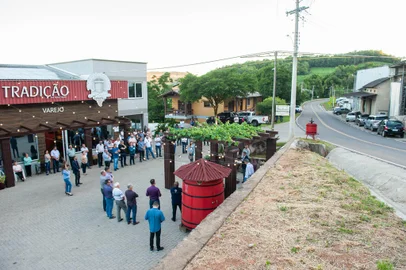 Inauguração de pavimentação asfáltica de trecho de 4 km de rodovia municipal que liga a BR-116 até a Gruta de Nossa Senhora de Lourdes, na Terceira Légua.<!-- NICAID(15279213) -->