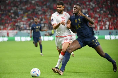 Tunisias forward #25 Anis Ben Slimane (L) fights for the ball with Frances defender #24 Ibrahima Konate (R) during the Qatar 2022 World Cup Group D football match between Tunisia and France at the Education City Stadium in Al-Rayyan, west of Doha on November 30, 2022. (Photo by FRANCK FIFE / AFP)Editoria: SPOLocal: DohaIndexador: FRANCK FIFESecao: soccerFonte: AFPFotógrafo: STF<!-- NICAID(15281053) -->