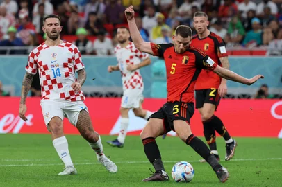 Belgiums defender #05 Jan Vertonghen fights for the ball with Croatias forward #14 Marko Livaja during the Qatar 2022 World Cup Group F football match between Croatia and Belgium at the Ahmad Bin Ali Stadium in Al-Rayyan, west of Doha on December 1, 2022. (Photo by JACK GUEZ / AFP)Editoria: SPOLocal: DohaIndexador: JACK GUEZSecao: soccerFonte: AFPFotógrafo: STF<!-- NICAID(15282240) -->
