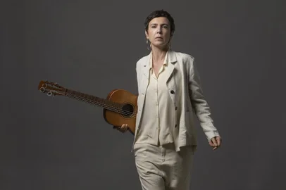 Adriana Calcanhotto fará show de voz e violão no Teatro da Amrigs, em Porto Alegre.<!-- NICAID(15282376) -->