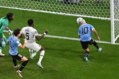 Uruguay's midfielder #10 Giorgian De Arrascaeta (R) heads the ball to score his team's first goal during the Qatar 2022 World Cup Group H football match between Ghana and Uruguay at the Al-Janoub Stadium in Al-Wakrah, south of Doha on December 2, 2022. (Photo by François-Xavier MARIT / AFP)Editoria: SPOLocal: DohaIndexador: FRANCOIS-XAVIER MARITSecao: soccerFonte: AFPFotógrafo: STF<!-- NICAID(15283801) -->