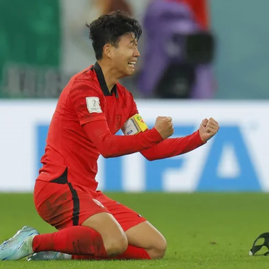 South Koreas midfielder #07 Son Heung-min celebrates at the end of the Qatar 2022 World Cup Group H football match between South Korea and Portugal at the Education City Stadium in Al-Rayyan, west of Doha on December 2, 2022. (Photo by Odd ANDERSEN / AFP)Editoria: SPOLocal: DohaIndexador: ODD ANDERSENSecao: soccerFonte: AFPFotógrafo: STF<!-- NICAID(15283920) -->