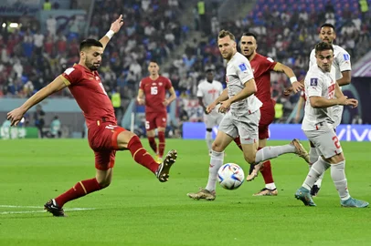 Serbias forward #10 Dusan Tadic stretches for the ball during the Qatar 2022 World Cup Group G football match between Serbia and Switzerland at Stadium 974 in Doha on December 2, 2022. (Photo by JAVIER SORIANO / AFP)Editoria: SPOLocal: DohaIndexador: JAVIER SORIANOSecao: soccerFonte: AFPFotógrafo: STF<!-- NICAID(15284204) -->