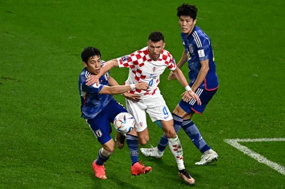 Croatias midfielder #04 Ivan Perisic fights for the ball with Japans players during the Qatar 2022 World Cup round of 16 football match between Japan and Croatia at the Al-Janoub Stadium in Al-Wakrah, south of Doha on December 5, 2022. (Photo by Anne-Christine POUJOULAT / AFP)Editoria: SPOLocal: DohaIndexador: ANNE-CHRISTINE POUJOULATSecao: soccerFonte: AFPFotógrafo: STF<!-- NICAID(15285954) -->