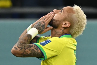 Brazils forward #10 Neymar celebrates scoring his teams second goal from the penalty spot during the Qatar 2022 World Cup round of 16 football match between Brazil and South Korea at Stadium 974 in Doha on December 5, 2022. (Photo by MANAN VATSYAYANA / AFP)Editoria: SPOLocal: DohaIndexador: MANAN VATSYAYANASecao: soccerFonte: AFPFotógrafo: STF<!-- NICAID(15286242) -->