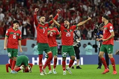 Moroccos players celebrate after Moroccos goalkeeper #01 Yassine Bounou stopped a penalty during the penalty shoot-out during the Qatar 2022 World Cup round of 16 football match between Morocco and Spain at the Education City Stadium in Al-Rayyan, west of Doha on December 6, 2022. (Photo by JAVIER SORIANO / AFP)Editoria: SPOLocal: DohaIndexador: JAVIER SORIANOSecao: soccerFonte: AFPFotógrafo: STF<!-- NICAID(15287198) -->