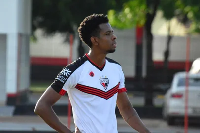 Caxias anuncia a contratação do volante Moacir ex-atletico Goianiense<!-- NICAID(15287546) -->