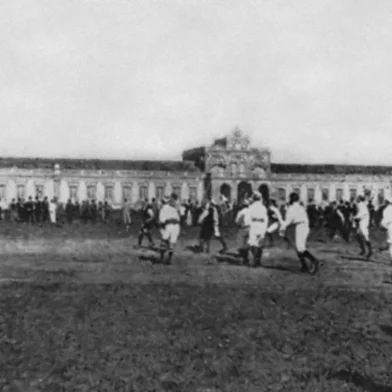 Partida entre Grêmio e Militar em 1910 no campo da várzea (Redenção), na primeira liga de futebol de POA<!-- NICAID(15288095) -->