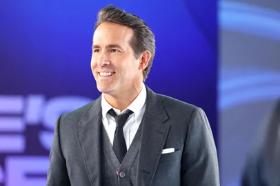 2022 Peoples Choice Awards - ArrivalsSANTA MONICA, CALIFORNIA - DECEMBER 06: Ryan Reynolds attends the 2022 Peoples Choice Awards at Barker Hangar on December 06, 2022 in Santa Monica, California.   Amy Sussman/Getty Images /AFP (Photo by Amy Sussman / GETTY IMAGES NORTH AMERICA / Getty Images via AFP)Editoria: ACELocal: Santa MonicaIndexador: AMY SUSSMANSecao: theatreFonte: GETTY IMAGES NORTH AMERICAFotógrafo: CONTRIBUTOR<!-- NICAID(15288438) -->