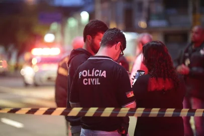 PORTO ALEGRE, RS, BRASIL - 2018.09.02 - Policiais e perícia bloqueiam avenida Protásio Alves, em Porto Alegre, após perseguição e tiroteio com um morto. (Foto: ANDRÉ ÁVILA/ Agência RBS)<!-- NICAID(13721630) -->