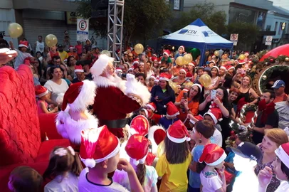 Primeira edição do Natal Iluminado da CDL Caxias do Sul, que terá a chegada do Papai Noel. O evento, gratuito e aberto ao público,conta com música da cantora Candy Belotto. A celebração ocorre na Rua Alfredo Chaves esquina com a Rua Sinimbu.<!-- NICAID(15290139) -->
