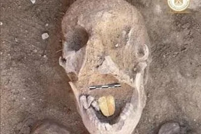 Um grupo de arqueólogos encontrou dentro da boca de múmias objetos no formato de língua, feitos de ouro.As múmias estavam em tumbas localizadas no antigo cemitério de Qewaisna, no Egito<!-- NICAID(15290820) -->
