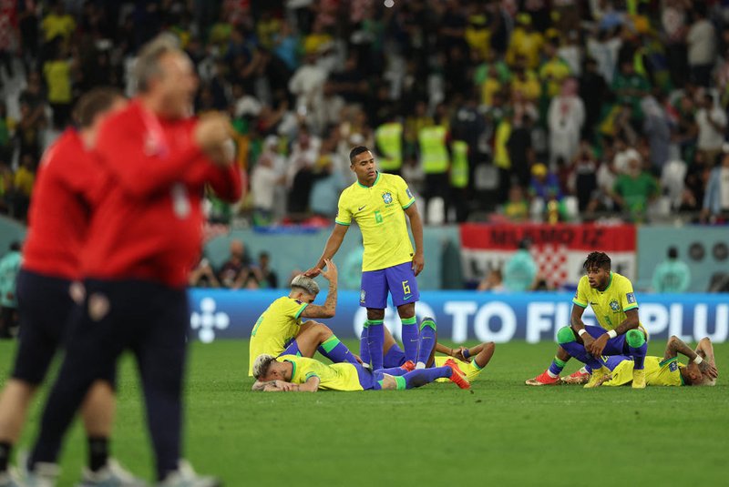 Brazil players look dejected after they lost the Qatar 2022 World Cup quarter-final football match between Croatia and Brazil at Education City Stadium in Al-Rayyan, west of Doha, on December 9, 2022. (Photo by Adrian DENNIS / AFP)Editoria: SPOLocal: DohaIndexador: ADRIAN DENNISSecao: soccerFonte: AFPFotógrafo: STF<!-- NICAID(15291046) -->