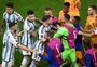FOTOS: argentino chuta bola no banco da Holanda e inicia confusão em jogo pela semifinal da Copa