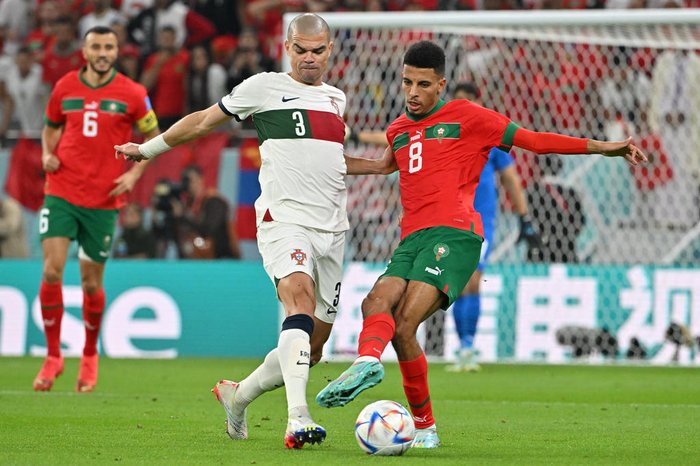 Pepe (E) e Ounahi (D) em disputa