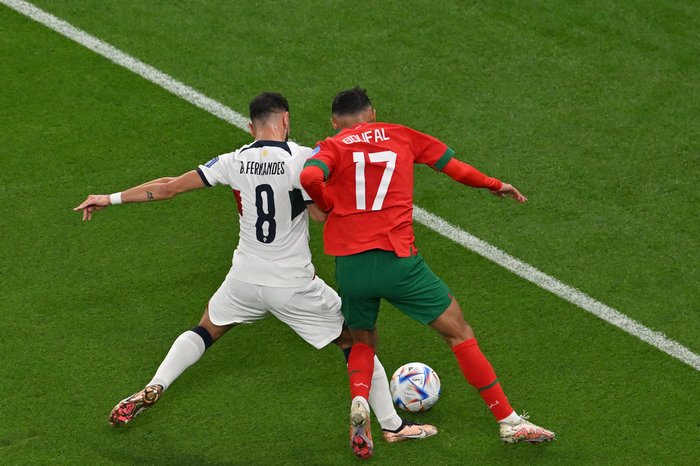 Portugal, de Bruno Fernandes (E) e Marrocos, de Boufal (D), fizeram duelo equilibrado