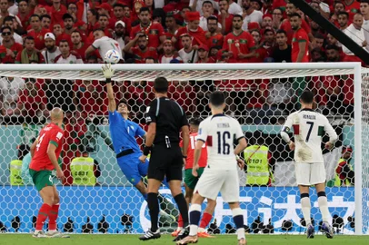 Moroccos goalkeeper #01 Yassine Bounou deflects a shot during the Qatar 2022 World Cup quarter-final football match between Morocco and Portugal at the Al-Thumama Stadium in Doha on December 10, 2022. (Photo by KARIM JAAFAR / AFP)Editoria: SPOLocal: DohaIndexador: KARIM JAAFARSecao: soccerFonte: AFPFotógrafo: STR<!-- NICAID(15292030) -->