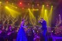 O calor atípico para as noites serranas conferiu uma alegria especial ao fim de semana, que foi movimentado em Canela. Dois dos grandes eventos da programação do 35º Sonho de Natal, os espetáculos Era uma vez no Natal e Christmas in Concert, recepcionaram os visitantes no largo da Catedral de Pedra e no Teatro Municipal, de sexta a domingo.Sábado à noite, o teatro foi mantido de portas abertas para deixar o ar circular e, ao mesmo tempo, convidar o público que passeava pela Vila de Natal, na Praça João Corrêa, a entrar. Lá dentro, o elegante cenário, com uma escadaria protegida por arabescos dourados, dava lugar a uma big band para entoar cantos natalinos, com uma pegada de jazz e nostalgia dos dourados anos 1950.Tendo como protagonistas Rhaysa Santos, cuja potência vocal surpreende ante arranjos bastante sofisticados e desafiadores, e Marcelo Fabro, o concerto contou com bailarinas da escola Neusa Martinotto, emprestando ainda mais ritmo à cena. Divertido e envolvente, o show, com quase uma hora, encantou os presentes, que deixaram o teatro querendo mais. O diretor do espetáculo, Fernando Martinotto, recorda que o Christmas in Concert já atravessa uma década, inicialmente com estilo mais lúdico, passando a dialogar com o jazz a partir de 2018, com a entrada da cantora Rhaysa. Entre elenco e técnica, a formatação atual envolve cerca de 25 profissionais. Segundo Martinotto, que promete novidades para o próximo ano, a ousadia sempre foi a marca das grandes produções de Canela. Ele cita como exemplo a mobilização pelo teatro de bonecos, com os grandiosos festivais internacionais, há cerca de 30 anos: _ Essa ousadia não me falta. Eu, que cresci na escola de dança e depois passei a atuar com o ensino de música, tenho a convicção de que é preciso ousadia para fazer acontecer, mesmo diante das adversidades que vão surgindo. Foi assim que Canela se posicionou tão fortemente no cenário turístico e cultural do país e é dessa forma que seguiremos criando e celebrando a arte e a cultura _ afirma, entusiasmado com o retorno recebido do público no fim de semana.O espetáculo, com entrada gratuita, será exibido, ainda, na próxima sexta-feira e no sábado, no Teatro Municipal de Canela.<!-- NICAID(15292479) -->