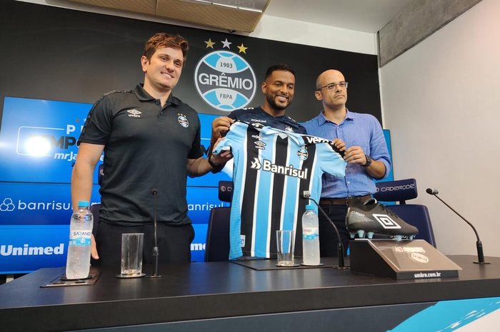 Reinaldo é apresentado pelo Grêmio e se diz empolgado com chance de trabalhar com Renato