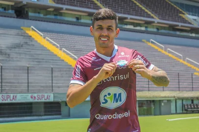 Caxias apresenta volante Marciel, campeão brasileiro pelo corinthians<!-- NICAID(15293193) -->
