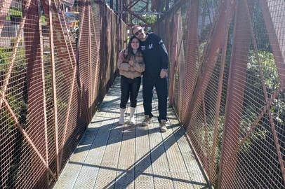 Ponte sobre o Arroio Marreco. Cidade de Santa Tereza,  Vale dos Vinhedos,  RS.30 de agosto de 2022.Ana Mariah e Daniel Menna Barreto.Foto de Gilberto Menna Barreto. CanoasRS. (51)981700037.<!-- NICAID(15291821) -->