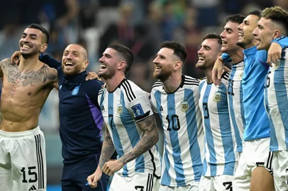 Argentinas forward #15 Angel Correa, Argentinas midfielder #17 Alejandro Gomez, Argentinas midfielder #07 Rodrigo De Paul, Argentinas forward #10 Lionel Messi, Argentinas defender #03 Nicolas Tagliafico, Argentinas forward #21 Paulo Dybala, Argentinas midfielder #05 Leandro Paredes and Argentinas defender #25 Lisandro Martinez celebrate with supporters after defeating Croatia 3-0 in the Qatar 2022 World Cup football semi-final match between Argentina and Croatia at Lusail Stadium in Lusail, north of Doha on December 13, 2022. (Photo by JUAN MABROMATA / AFP)<!-- NICAID(15294549) -->
