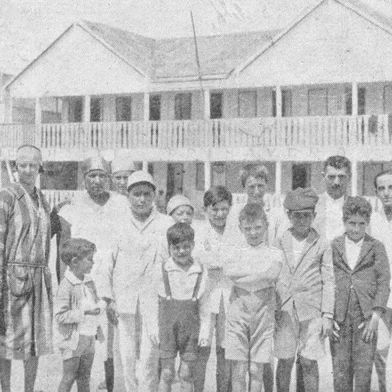 Revista do Globo 1929. Veranistas em Cidreira em frente ao Hotel Farroupilha.<!-- NICAID(15296235) -->