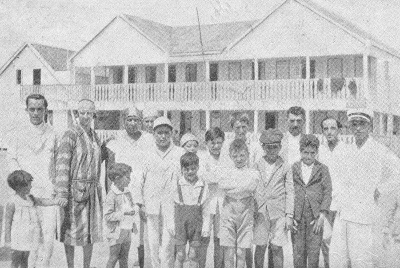 Revista do Globo 1929. Veranistas em Cidreira em frente ao Hotel Farroupilha.<!-- NICAID(15296235) -->