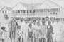 Revista do Globo 1929. Veranistas em Cidreira em frente ao Hotel Farroupilha.<!-- NICAID(15296235) -->