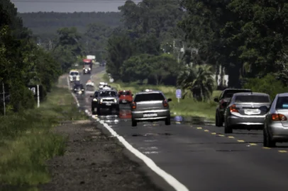 VIAMÃO, RS, BRASIL, 12-12-2022: Ultrapassagem no km 46. Situação da RS-040, estrada que concentra parte do movimento em direção ao litoral norte do RS durante a temporada de verão. Foto: Mateus Bruxel / Agência RBSIndexador: Mateus Bruxel<!-- NICAID(15293034) -->