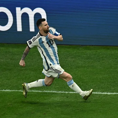 Argentinas forward #10 Lionel Messi celebrates scoring his teams first goal during the Qatar 2022 World Cup final football match between Argentina and France at Lusail Stadium in Lusail, north of Doha on December 18, 2022. (Photo by Jewel SAMAD / AFP)Editoria: SPOLocal: DohaIndexador: JEWEL SAMADSecao: soccerFonte: AFPFotógrafo: STF<!-- NICAID(15298470) -->