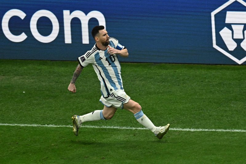 Argentinas forward #10 Lionel Messi celebrates scoring his teams first goal during the Qatar 2022 World Cup final football match between Argentina and France at Lusail Stadium in Lusail, north of Doha on December 18, 2022. (Photo by Jewel SAMAD / AFP)Editoria: SPOLocal: DohaIndexador: JEWEL SAMADSecao: soccerFonte: AFPFotógrafo: STF<!-- NICAID(15298470) -->