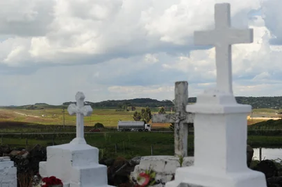 SÃO FRANCISCO DE PAULA, RS, BRASIL, 01/12/2022. Entre Caxias do Sul e Terra de Areia, na Rota do Sol, existem 10 cemitérios  que podem ser vistos da estrada e despertam curiosidade no caminho entre a Serra e o Litoral. Na foto, cemitério na região do Apanhador, na divisa de São Francisco de Paula com Caxias do Sul. (Bruno Todeschini/Agência RBS)Indexador: Bruno TodeschiniFotógrafo: RepÃ³rter FotogrÃ¡fico<!-- NICAID(15289487) -->