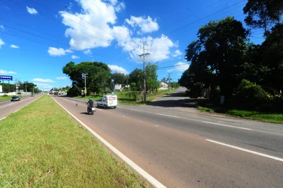 PORTÃO, RS, BRASIL, 13/12/2022. Extensão da BR-448 (Rodovia do Parque), tem consórcio habilitado para projeto que irá definir custo e traçado. Rodovia da Serra que desviará do gargalo da Sharlau em São Leopoldo pode custar até R$1,5 bi . Na foto, RS-240 próximo ao km 07, e ao acesso a Estância Velha, seria o início do traçado da rodovia. (Porthus Junior/Agência RBS)<!-- NICAID(15294597) -->