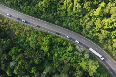 FARROUPILHA, RS, BRASIL, 11/11/2020. A curva da morte, no km 47 da RS-122, em Farroupilha, foi a campeã de infrações por excesso de velocidade nas primeiras quatro semanas de operação dos novos pardais em todo o estado. Entre os dias 9 e 31 de outubro, 1.219 foram flagrados acima do limite de 50 km/h pelos dois aparelhos instalados em cada ponta da curva. (Porthus Junior/Agência RBS)<!-- NICAID(14640487) -->