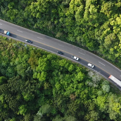 FARROUPILHA, RS, BRASIL, 11/11/2020. A curva da morte, no km 47 da RS-122, em Farroupilha, foi a campeã de infrações por excesso de velocidade nas primeiras quatro semanas de operação dos novos pardais em todo o estado. Entre os dias 9 e 31 de outubro, 1.219 foram flagrados acima do limite de 50 km/h pelos dois aparelhos instalados em cada ponta da curva. (Porthus Junior/Agência RBS)<!-- NICAID(14640487) -->