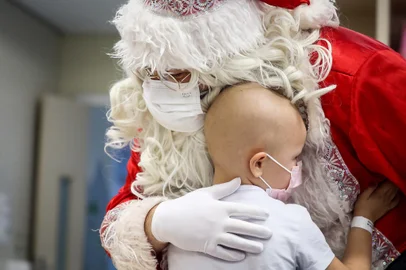 PORTO ALEGRE, RS, BRASIL - 2022.12.21 - Vamos contar a história de Germano Hofler, o papai noel do Instituto do Câncer Infantil há 13 anos, acompanhando uma entrega de presentes e visita aos pacientes oncológicos do Hospital de Clínicas de Porto Alegre. Na foto: Germano Hofler com Cecília Helena Fritzen (Foto: ANDRÉ ÁVILA/ Agência RBS)<!-- NICAID(15302014) -->