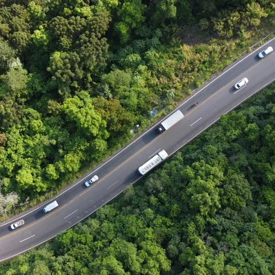 FARROUPILHA, RS, BRASIL, 11/11/2020. A curva da morte, no km 47 da RS-122, em Farroupilha, foi a campeã de infrações por excesso de velocidade nas primeiras quatro semanas de operação dos novos pardais em todo o estado. Entre os dias 9 e 31 de outubro, 1.219 foram flagrados acima do limite de 50 km/h pelos dois aparelhos instalados em cada ponta da curva. (Porthus Junior/Agência RBS)<!-- NICAID(14640495) -->
