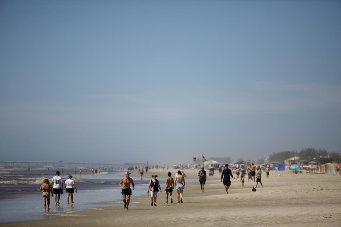 Tempo bom leva veranistas para a beira da praia em Capão da Canoa na folga  de Natal | GZH