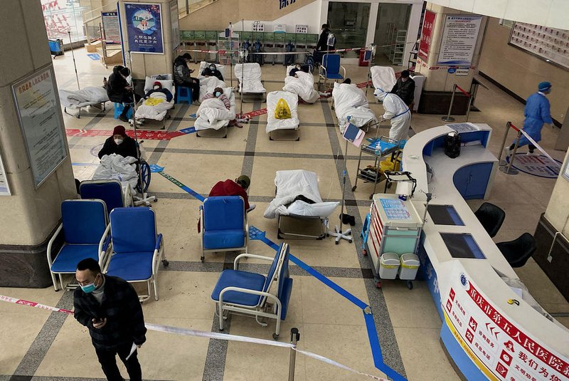 A man stands in front of a cordoned-off area, where Covid-19 coronavirus patients lie on hospital beds, in the lobby of the Chongqing No. 5 Peoples Hospital in Chinas southwestern city of Chongqing on December 23, 2022. (Photo by Noel CELIS / AFP)Editoria: HTHLocal: ChongqingIndexador: NOEL CELISSecao: diseaseFonte: AFPFotógrafo: STF<!-- NICAID(15303627) -->