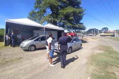 Motoristas que viajam pela Rota do Sol contam com apoio em posto avançado da Operação Verão em Lageado Grande, São Francisco de Paula<!-- NICAID(15304139) -->