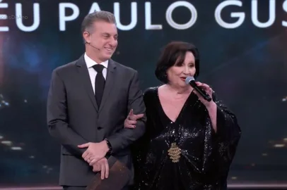 Luciano Huck com a mãe de Paulo Gustavo, Déa Lúcia, no palco do Domingão durante a premiação Melhores do Ano. Ela contou que teve um namorico com o tio de Murilo Benício.<!-- NICAID(15304709) -->